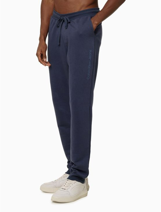 Calça Moletom Masculina Com Bolsos Logo Detalhe Calvin Klein Jeans - Azul Marinho Calça Moletom Masculina Com Bolsos Logo Detalhe Calvin Klein Jeans Azul Marinho p Calça Moletom Masculina Com Bolsos Logo Detalhe Calvin Klein Jeans - Azul Marinho Calça Moletom Masculina Com Bolsos Logo Detalhe Calvin Klein Jeans Azul Marinho p