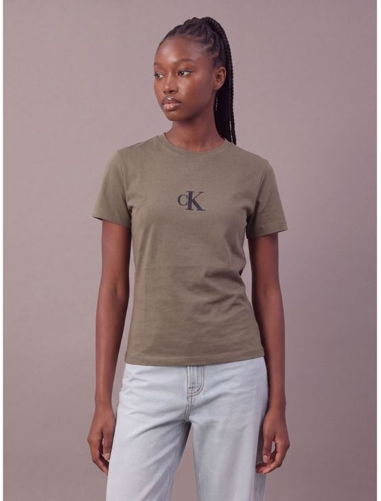 Camiseta Manga Curta Calvin Klein Jeans Feminino Rubber Patch - Militar Camiseta Manga Curta Calvin Klein Jeans Feminino Rubber Patch Militar Pp Camiseta Manga Curta Calvin Klein Jeans Feminino Rubber Patch - Militar Camiseta Manga Curta Calvin Klein Jeans Feminino Rubber Patch Militar Pp