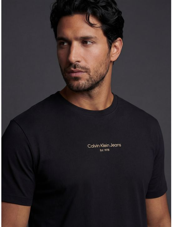 Camiseta Manga Curta Calvin Klein Jeans Masculino Logo Estampa1978 - Preto Camiseta Manga Curta Calvin Klein Jeans Masculino Logo Estampa1978 Preto Pp Camiseta Manga Curta Calvin Klein Jeans Masculino Logo Estampa1978 - Preto Camiseta Manga Curta Calvin Klein Jeans Masculino Logo Estampa1978 Preto Pp