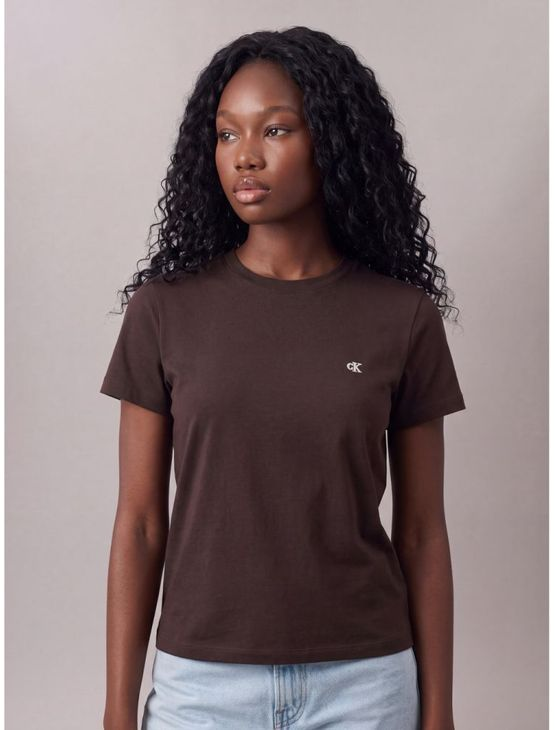 Camiseta Manga Curta Feminina Logo Calvin Klein Bordado - Cafe Camiseta Manga Curta Feminina Logo Calvin Klein Bordado Cafe Pp Camiseta Manga Curta Feminina Logo Calvin Klein Bordado - Cafe Camiseta Manga Curta Feminina Logo Calvin Klein Bordado Cafe Pp