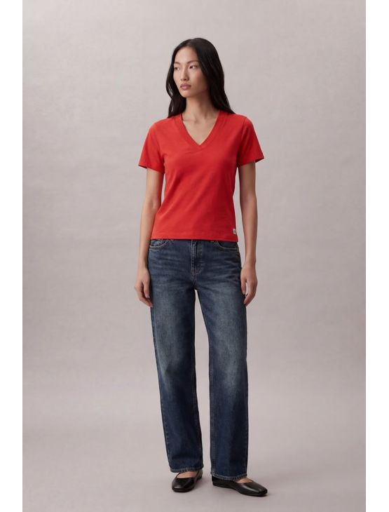 Camiseta Calvin Klein Jeans Feminino Decote v Algodão Egípci - Vermelho Camiseta Calvin Klein Jeans Feminino Decote v Algodão Egípci Vermelho m Camiseta Calvin Klein Jeans Feminino Decote v Algodão Egípci - Vermelho Camiseta Calvin Klein Jeans Feminino Decote v Algodão Egípci Vermelho m