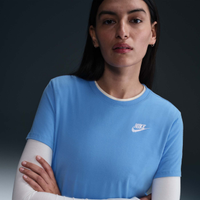 Camiseta Nike Sportswear Club Essentials Feminina