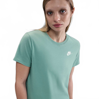 Camiseta Nike Sportswear Club Essentials Feminina
