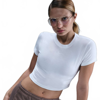 Camiseta Nike Sportswear Chill Knit Cropped Feminina