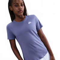 Camiseta Nike Sportswear Club Essentials Feminina