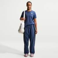 Camiseta Nike Sportswear Club Essentials Feminina