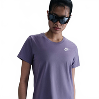 Camiseta Nike Sportswear Club Essentials Feminina