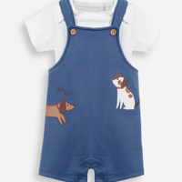 Jardineira infantil com bordado e camiseta azul