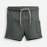 Short infantil texturizado com bolso verde
