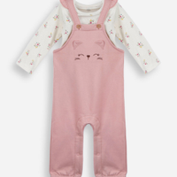 Jardineira infantil com bordado e blusa rosa