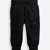 Calça jogger infantil com bolsos cargo texturizada preta