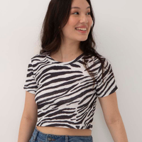 Blusa juvenil manga curta animal print preto