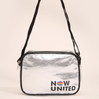 Bolsa Infantil Metalizada Now United com Alça Regulável Prateada