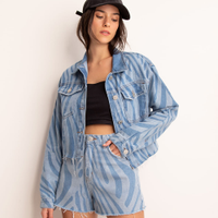 Jaqueta cropped jeans estampada psicodélica azul claro