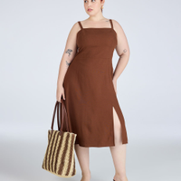 Vestido midi com linho e fenda plus size marrom