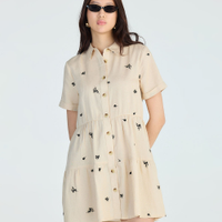 Vestido curto feminino chemise bordado floral bege