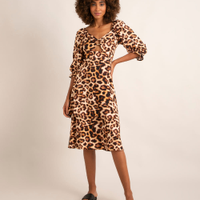 Vestido midi de animal print onça cut out manga bufante além dos mares salvador preta gil marrom