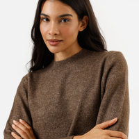 Suéter básico feminino cropped de tricot marrom