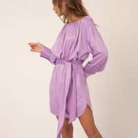 Vestido de cetim manga longa franzido lilás