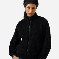 Jaqueta sherpa gola alta com bolsos preto