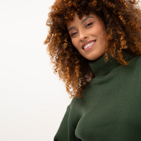 Suéter de tricot canelado cropped gola alta - verde escuro
