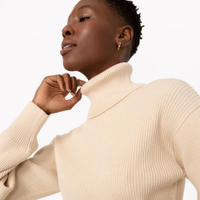 Suéter de tricot canelado cropped gola alta - areia