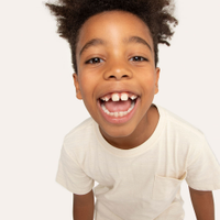 Camiseta de algodão infantil com bolso manga curta bege