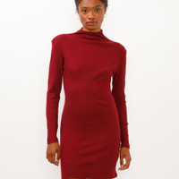 Vestido de tricot curto gola alta vinho