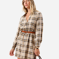 Vestido curto feminino xadrez com cinto bege