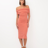 Vestido midi ombro a ombro com franzido rosa