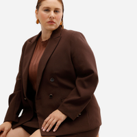 Blazer de alfaiataria com ombreiras plus size marrom