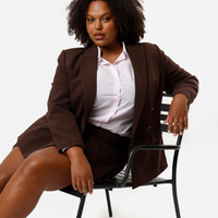 Blazer de alfaiataria com ombreiras plus size marrom
