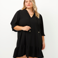 Vestido texturizado mangas bufantes plus size preto