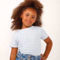 Blusa infantil texturizada com frufru azul