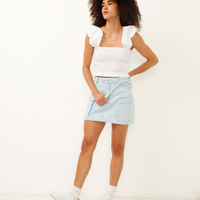 Minissaia jeans com bolsos cargo e cordão azul