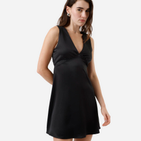 Vestido curto feminino acetinado decote v preto
