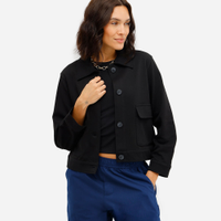 Jaqueta básica feminina com bolsos texturizada preta