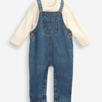 Jardineira jeans infantil com blusa de manga longa azul