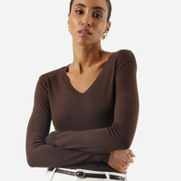 Suéter básico feminino de tricot gola v marrom