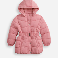 Jaqueta puffer infantil alongada com faixa rosa