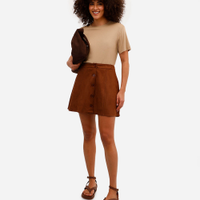 Saia curta feminina de suede com botões marrom