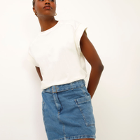 Saia curta jeans com cinto azul