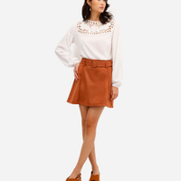 Saia curta feminina de suede com cinto marrom
