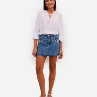 Saia curta feminina jeans com bordado floral azul