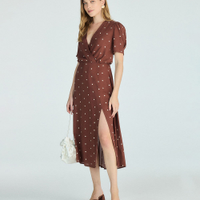 Vestido midi feminino transpassado de viscose poá marrom
