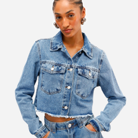 Jaqueta cropped feminina jeans com barra desfiada azul
