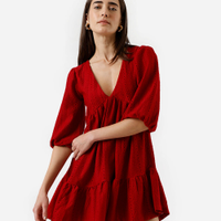 Vestido curto feminino de laise com recorte vermelho