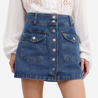 Saia curta evasê feminina jeans com bolsos cargo azul