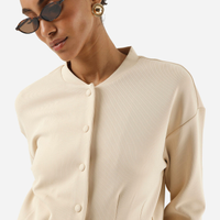 Jaqueta bomber cropped feminina canelada bege
