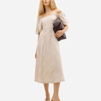 Vestido midi feminino ombro a ombro texturizado floral bege